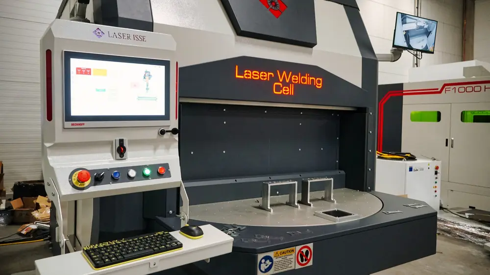 De Turkse machinebouwer Laser Isse ontwikkelt de laserlasmachines zelf, op basis van laserbronnen van IPG (fiberlaser en Nd:Yag laser) en Trumpf (schijflaser). De laserbron van IPG biedt sinds kort de mogelijkheid van beamshaping: in het proces kan men de vorm van laserstraal aanpassen om spatten te verminderen