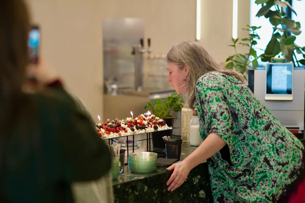 Maaike Van Overloop blaast twintig kaarsjes uit 