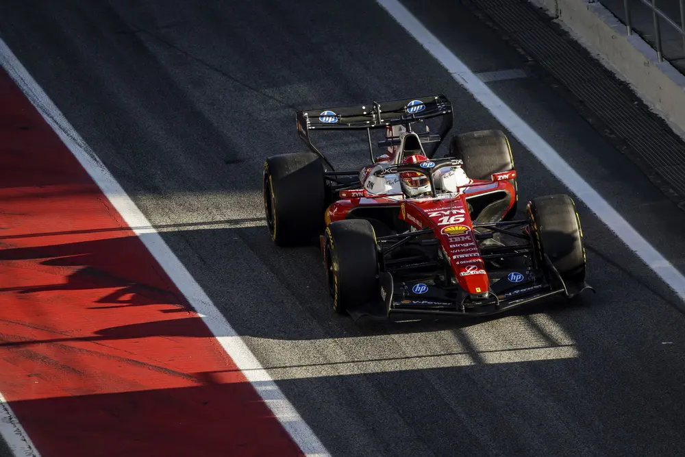 De Ferrari SF-26 voor dit seizoen. Wat direct opvalt is de veel smallere voorvleugel met in-wash endplates. De wheel arches boven de voorwielen en de wieldeksels verdwijnen op de wagens van dit jaar. De wagen is smaller en korter ten opzichte van de SF-25