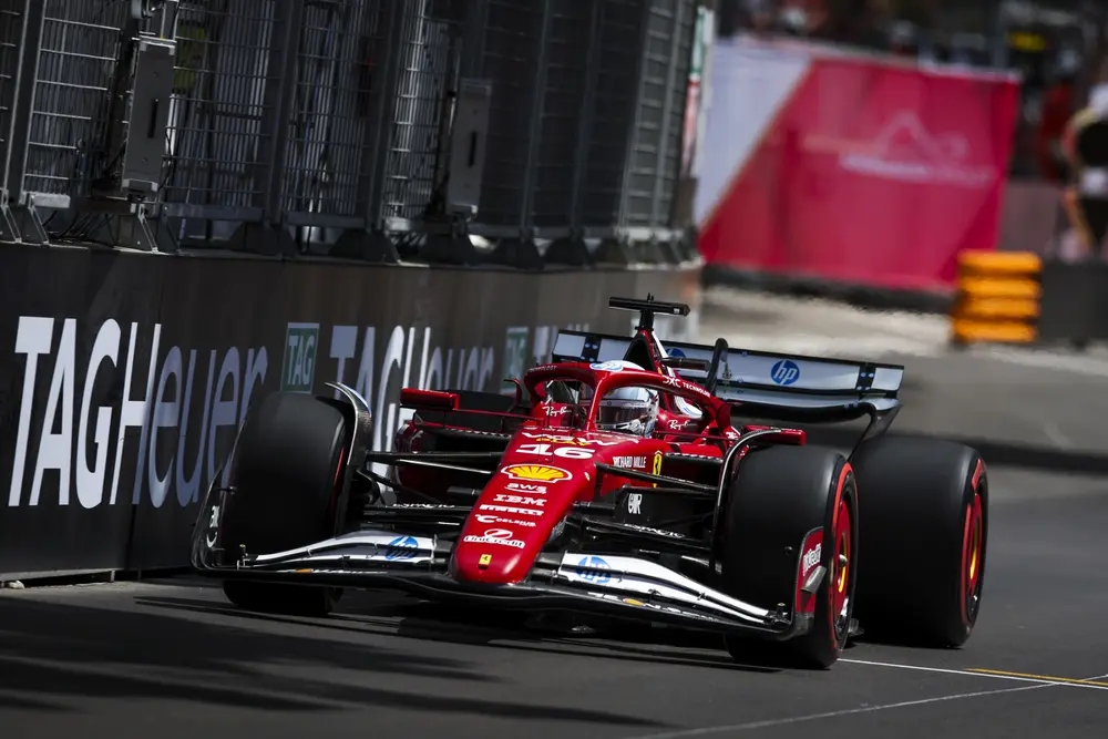 De Ferrari SF-25 uit 2025 uit het ground effect-tijdperk, nog zonder active aero en alleen DRS. Monaco is al bijzonder nauw qua circuit, maar deze wagens zijn eigenlijk veel te groot om daar te rijden