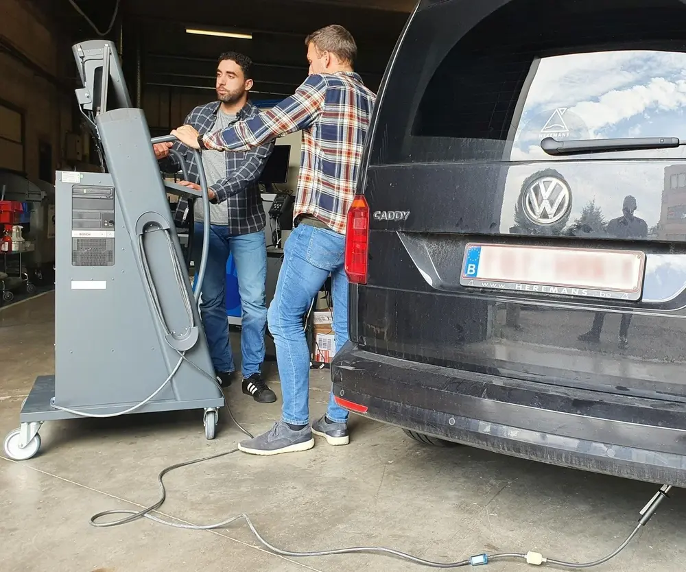De hervorming voorziet vanaf 2028 een openstelling van de markt, waarbij ook garages onder strikte voorwaarden keuringen zouden mogen uitvoeren