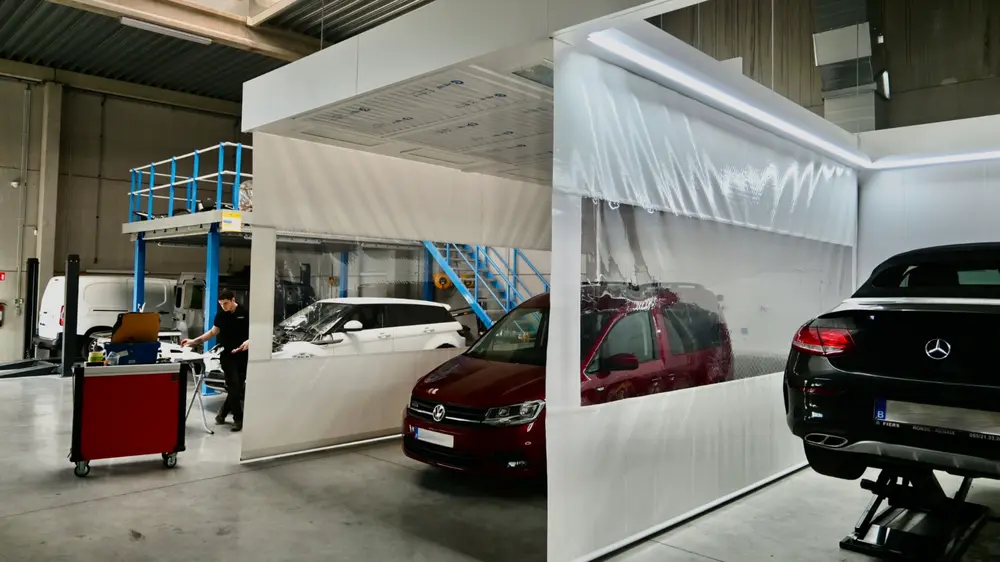 De twee schuurzones worden afgescheiden door rolgordijnen. De linkse werkzone is uitgerust met een plenumplafond