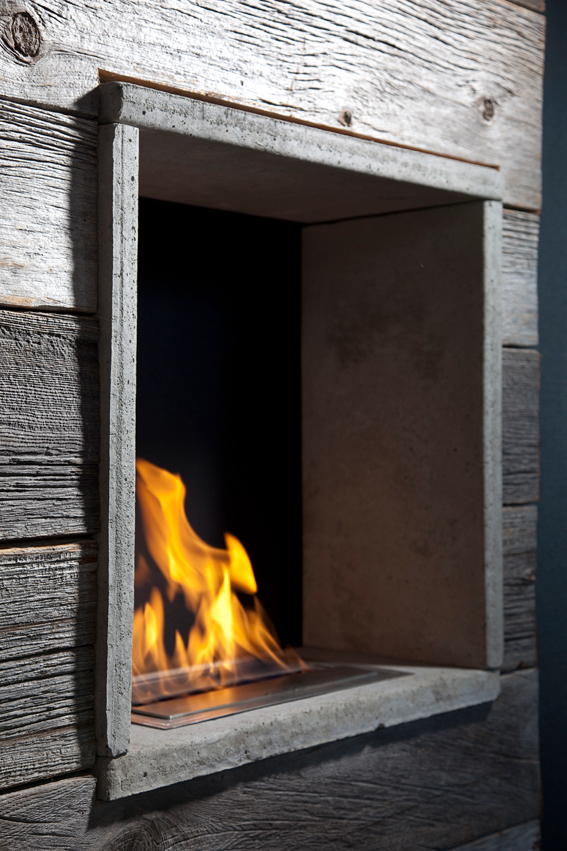 Barnwood als wandafwerking rond haard: esthetische patina vraagt doordachte brandveilige detaillering