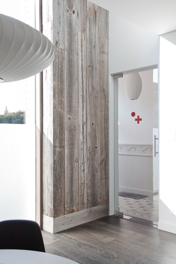 Barnwood als verticale wandbekleding: patina als blikvanger in strak, hedendaags interieurconcept