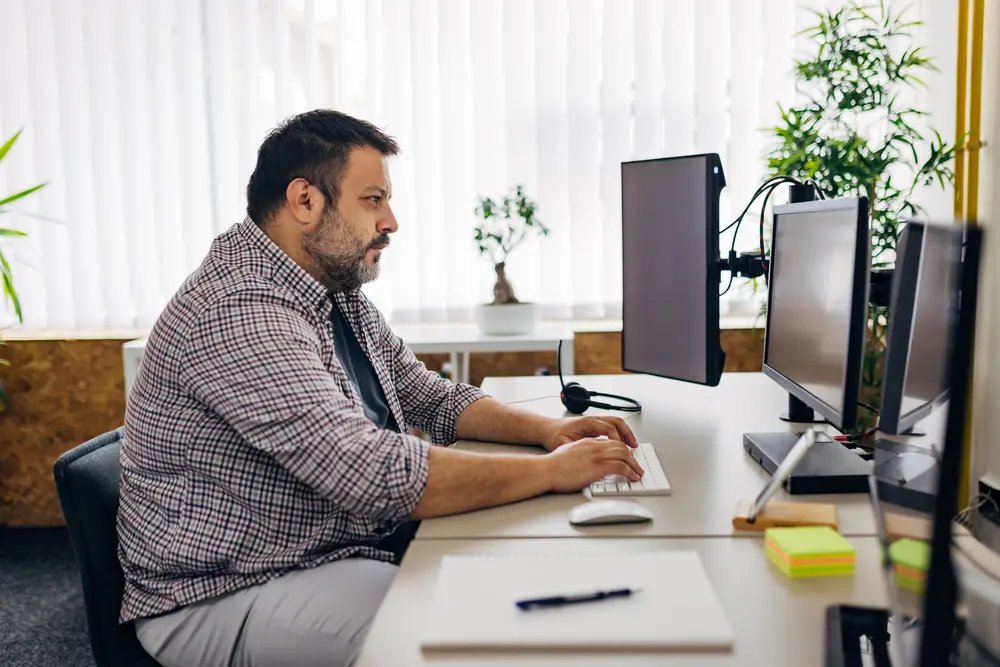 werknemer aan bureau