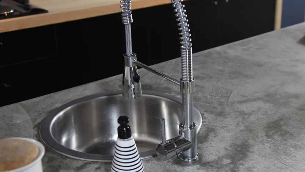 spoelbak en kraan buitenkeuken