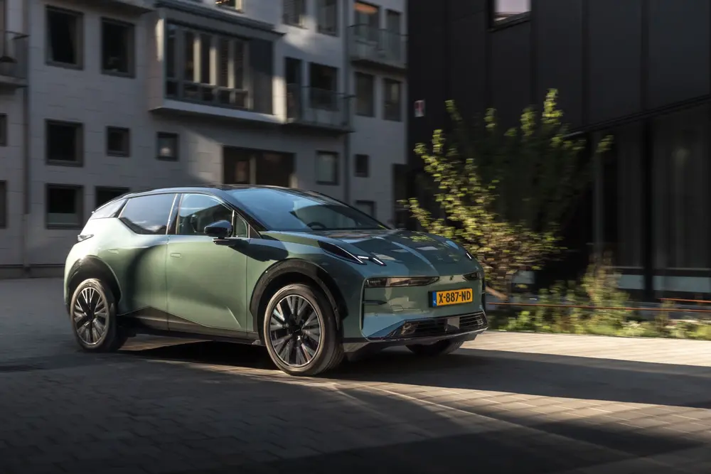 De compacte premium-SUV blijft trouw aan zijn opvallende design, maar krijgt tegelijk technische upgrades en meer vermogen