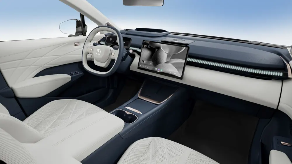 Het interieur van de Zeekr X MY26 werd hertekend met extra opbergruimte, een vernieuwde middenconsole en dubbel draadloos laden