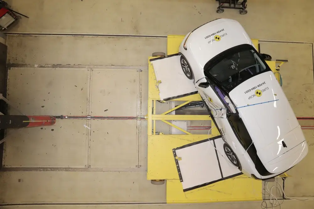 De full-electric Ford Explorer tijdens een zijdelingse impacttest, waarbij nieuwe veiligheidsoplossingen zoals de centrale zijairbag bijdragen aan een maximale score bij Euro NCAP