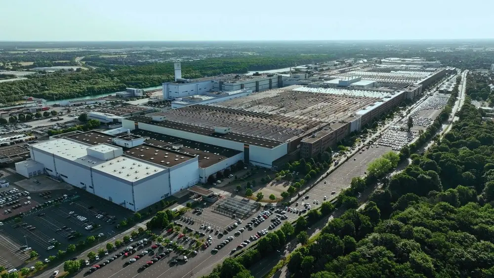 Luchtbeeld van de Volkswagen-fabriek in Hannover, die sinds 1956 uitgroeide tot het belangrijkste productiecentrum van Volkswagen Bedrijfsvoertuigen en vandaag onder meer de ID. Buzz, Multivan en California produceert
