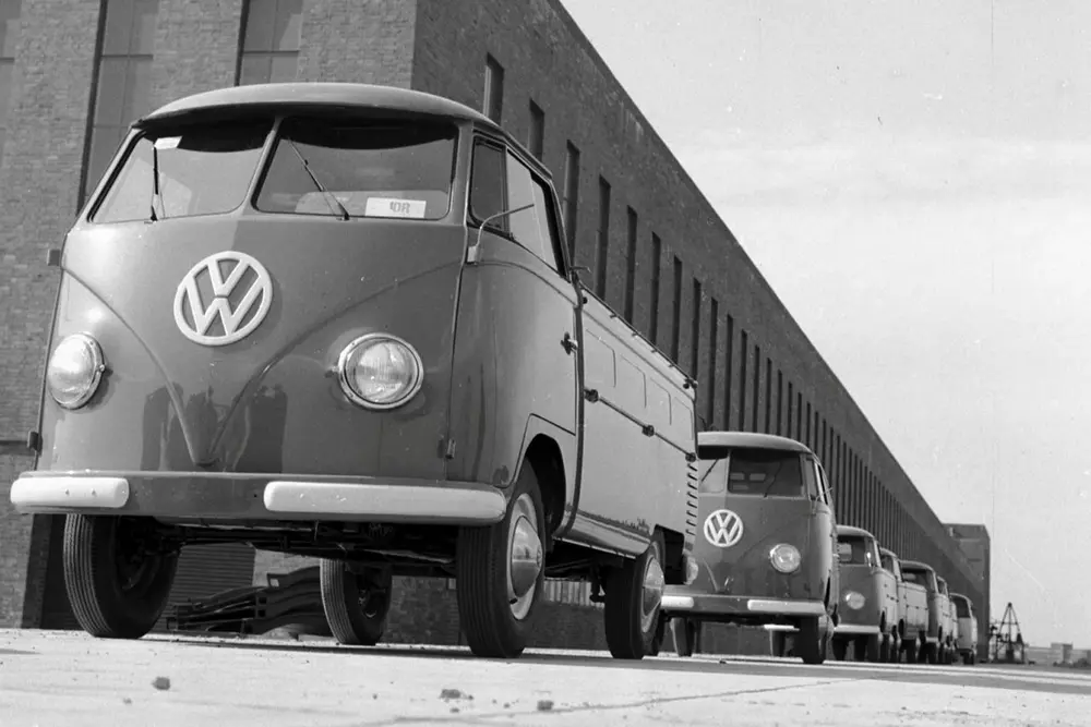 Historisch beeld uit de beginjaren van de fabriek in Hannover, waar op 8 maart 1956 de productie van de legendarische T1 Transporter van start ging
