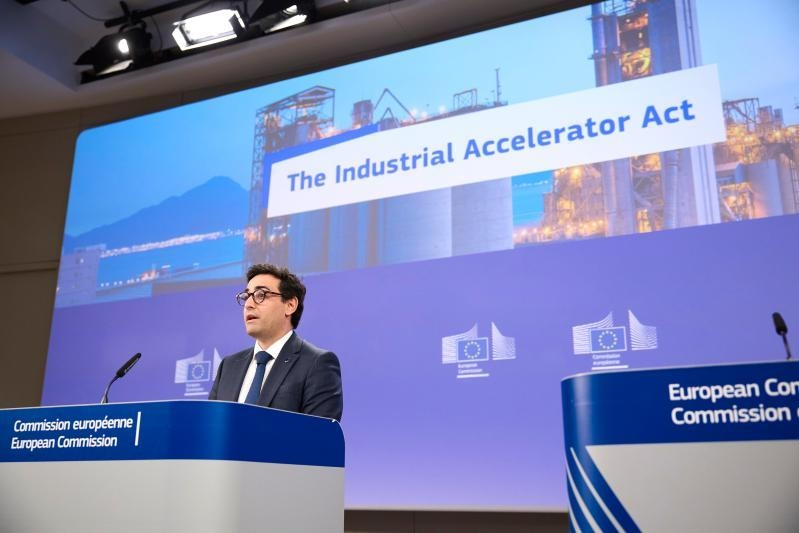 De Europese Commissie stelde de Industrial Accelerator Act voor, een initiatief dat de productie van strategische technologieën zoals batterijen en elektrische voertuigen in Europa moet versterken