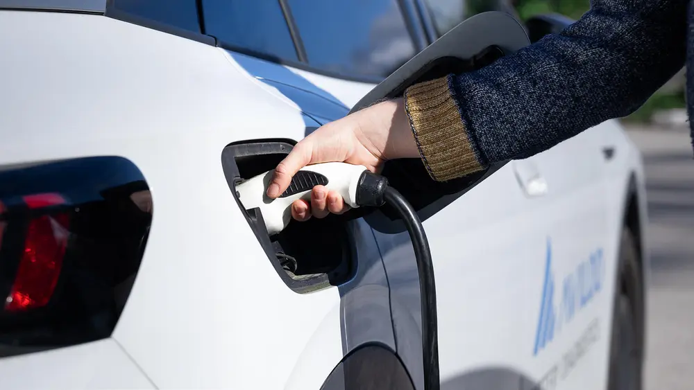 Balancing van batterijcellen zorgt ervoor dat alle cellen in een tractiebatterij een gelijke laadstatus behouden, wat essentieel is voor rijbereik, prestaties en levensduur van elektrische voertuigen