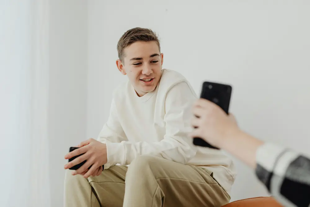 Tiener met smartphone