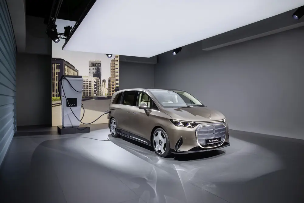 Dankzij 800V-technologie en DC-snellaadvermogen tot 300 kW mikt Mercedes-Benz met de VLE op korte laadstops en een langeafstandskarakter