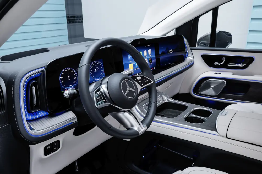 In het interieur zet Mercedes-Benz in op digitalisering met MB.OS, het optionele MBUX Superscreen en een uitgesproken premiumafwerking