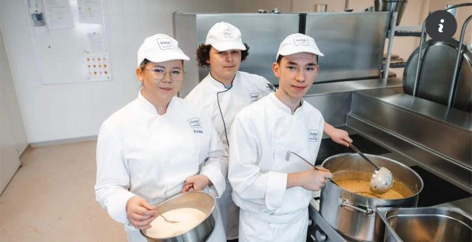 Leerlingen Hotelschool Hasselt in keuken