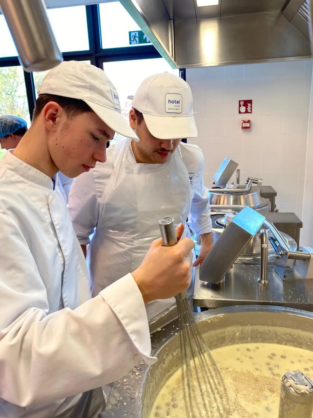 Leerlingen Hotelschool Hasselt aan het koken