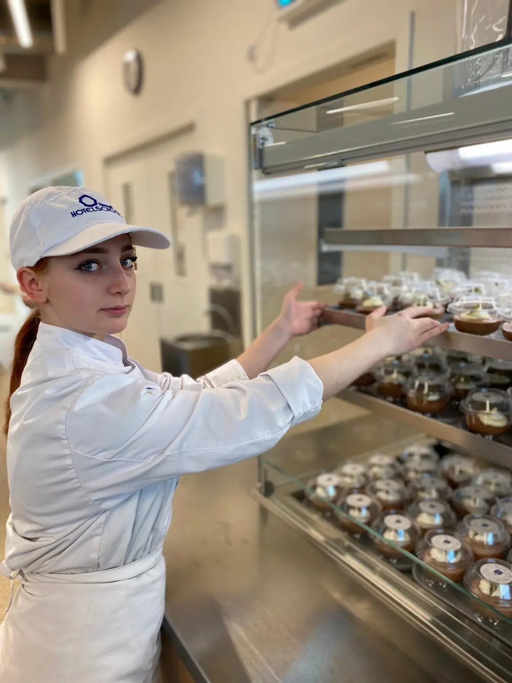 Leerling Hotelschool Hasselt met dessert