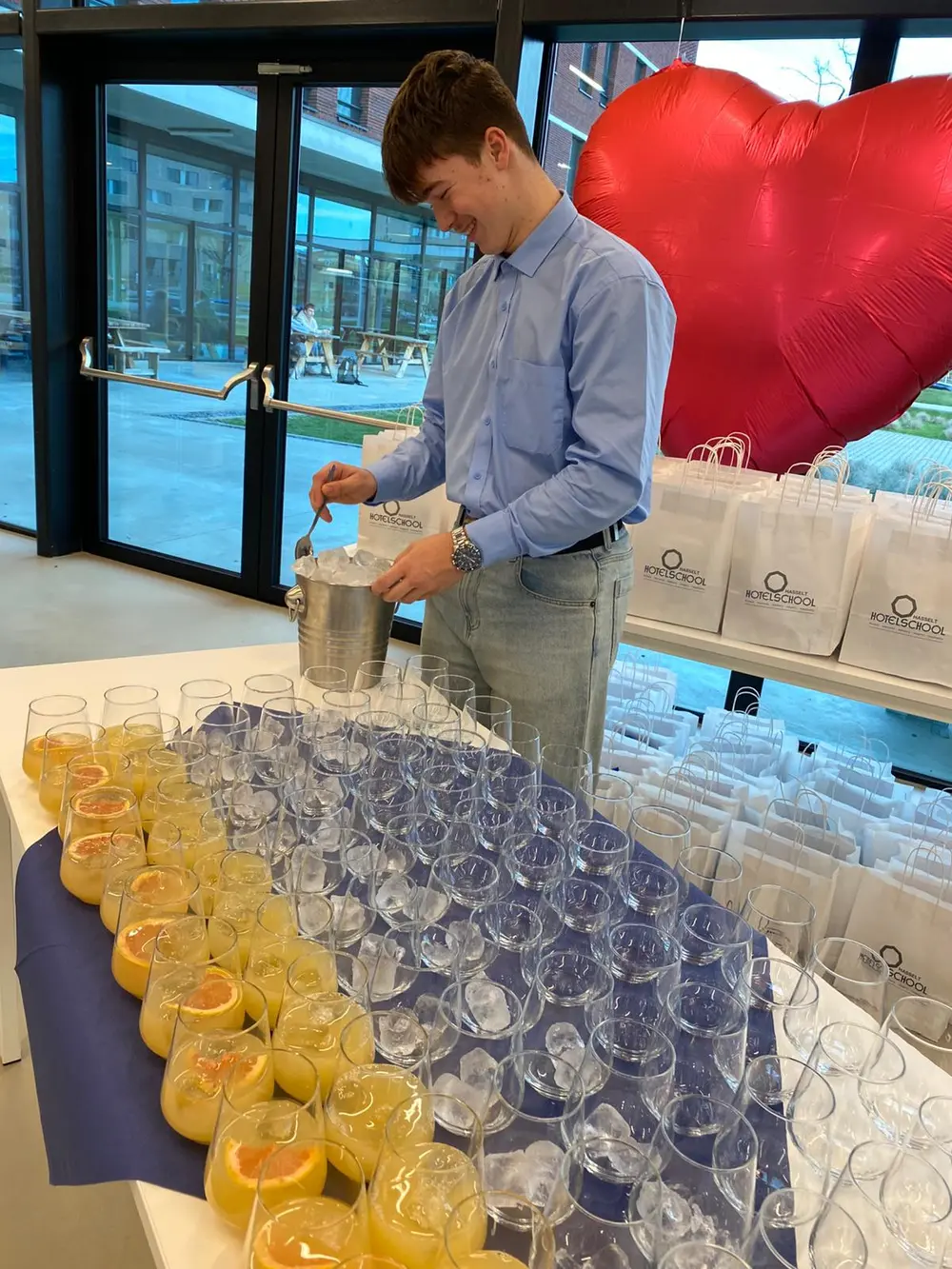 Leerling Hotelschool Hasselt met aperitief 