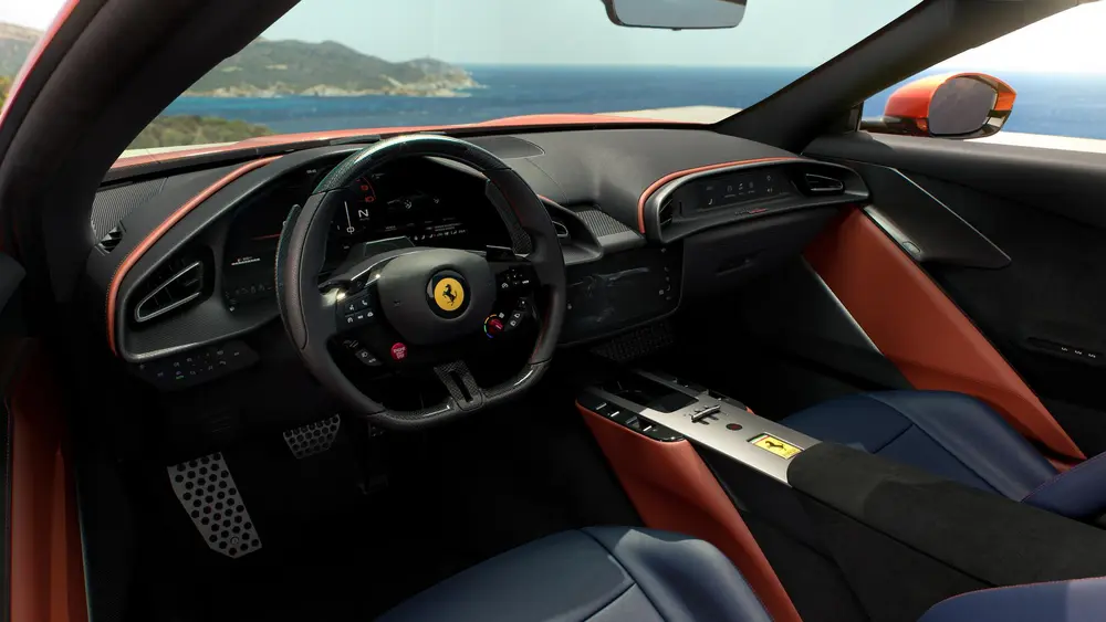 Het interieur van de Ferrari Amalfi Spider behoudt de dubbele cockpitarchitectuur met een stuurwiel met fysieke knoppen, een geïntegreerd centraal scherm en een opnieuw ingevoerde startknop