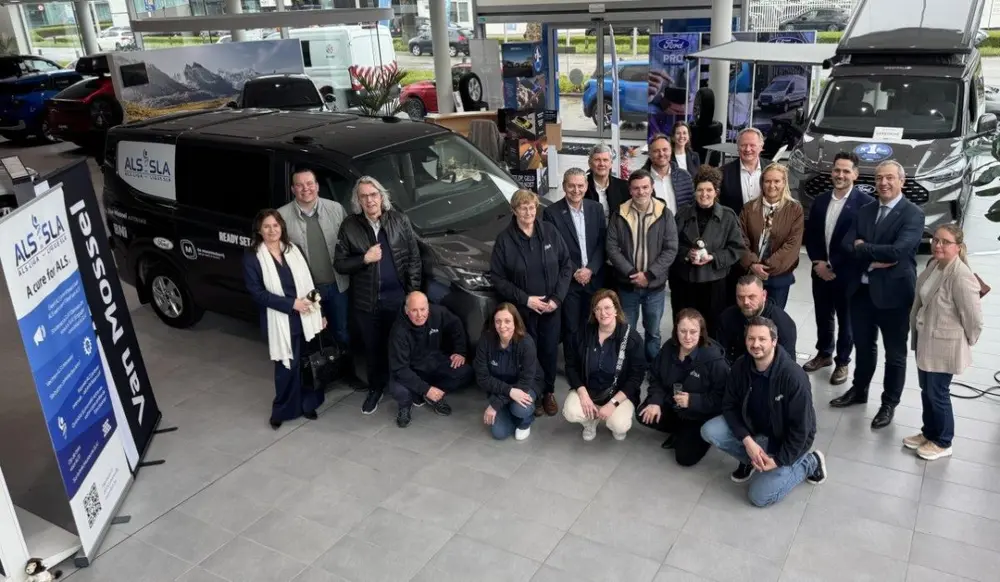 Groepsfoto met partners, onderzoekers en medewerkers van de ALS Liga rond de nieuwe Ford Custom PHEV die de komende twee jaar voor patiëntenondersteuning wordt ingezet