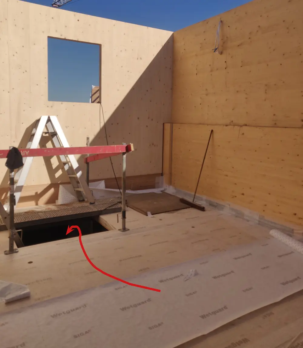 Tijdelijke zwembadvorming vormt niet enkel een gevaar voor omliggende panelen, maar ook voor onderliggende bouwlagen.