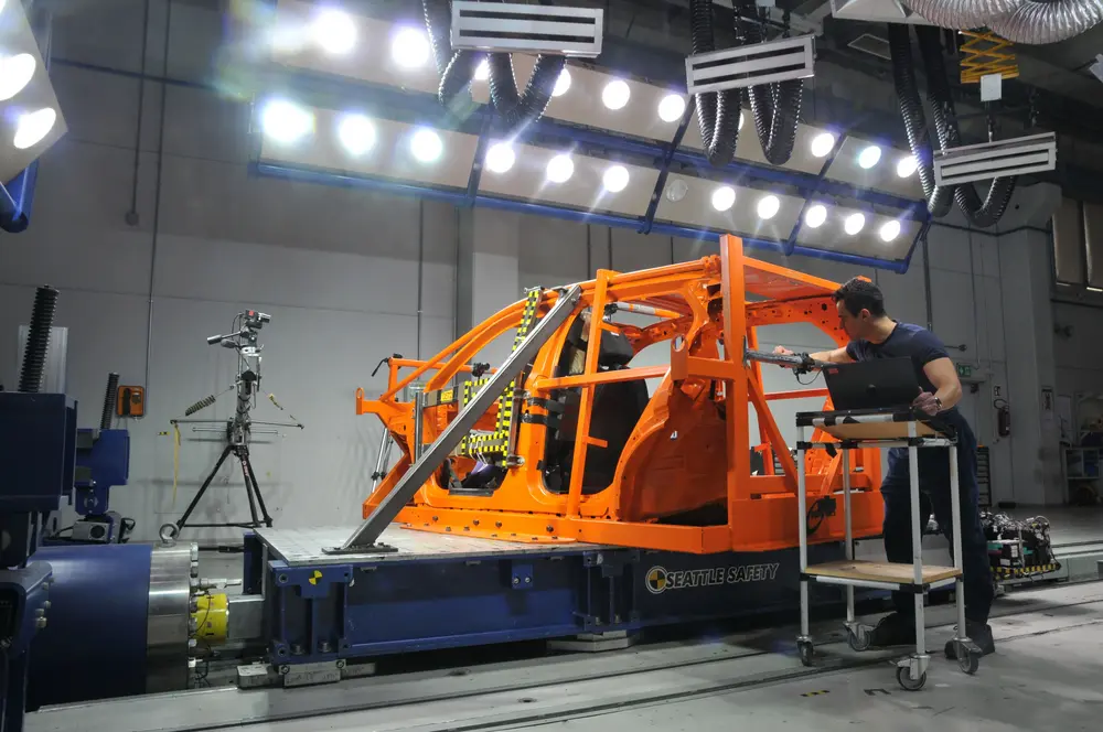 In het Stellantis Safety Center in Orbassano worden voertuigen en carrosseriestructuren getest onder uiteenlopende crashscenario’s. De combinatie van fysieke tests en digitale analyse levert gedetailleerde inzichten op in de veiligheidsprestaties van voertuigen