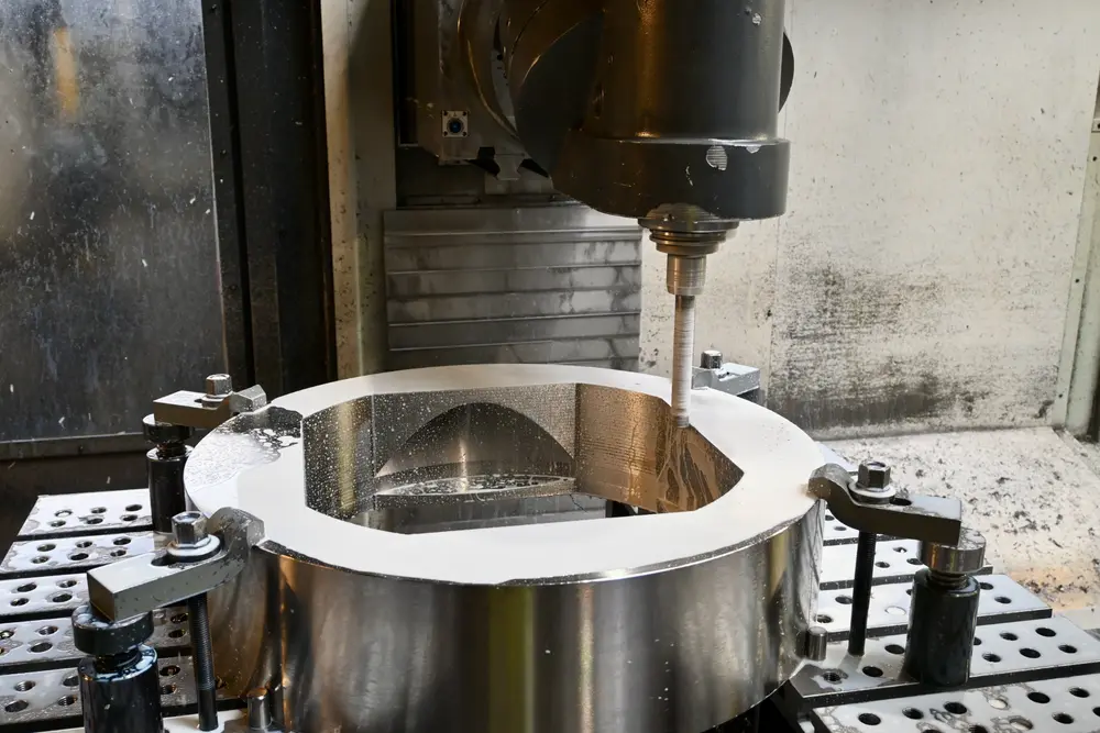 Het bewuste onderdeel wordt in verschillende stappen op diverse bewerkingsmachines gemaakt