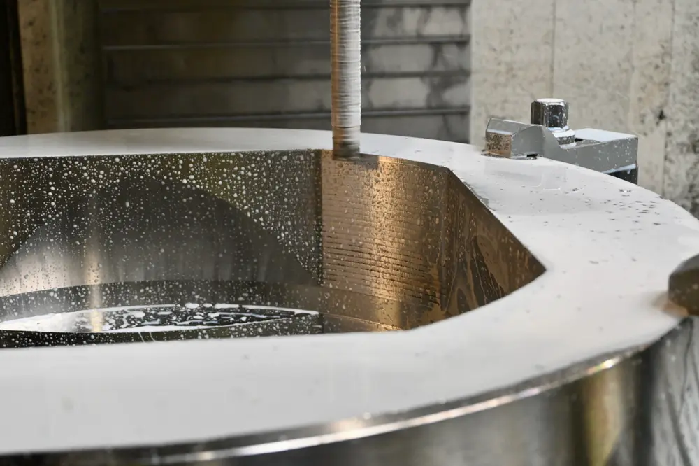 Het bewuste onderdeel wordt in verschillende stappen op diverse bewerkingsmachines gemaakt