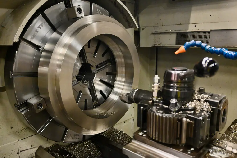 Het bewuste onderdeel wordt in verschillende stappen op diverse bewerkingsmachines gemaakt