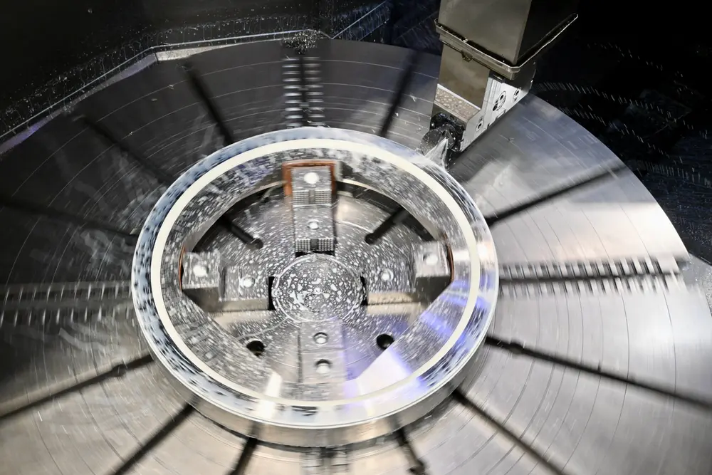 Het bewuste onderdeel wordt in verschillende stappen op diverse bewerkingsmachines gemaakt