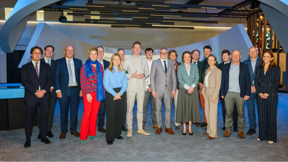 De engagementsverklaring werd ondertekend in aanwezigheid van Vlaams minister-president Matthias Diependaele tijdens het halfjaarlijkse Vlaams industrieforum, dat ditmaal plaatsvond bij technisch textielbedrijf Sioen in Ardooie