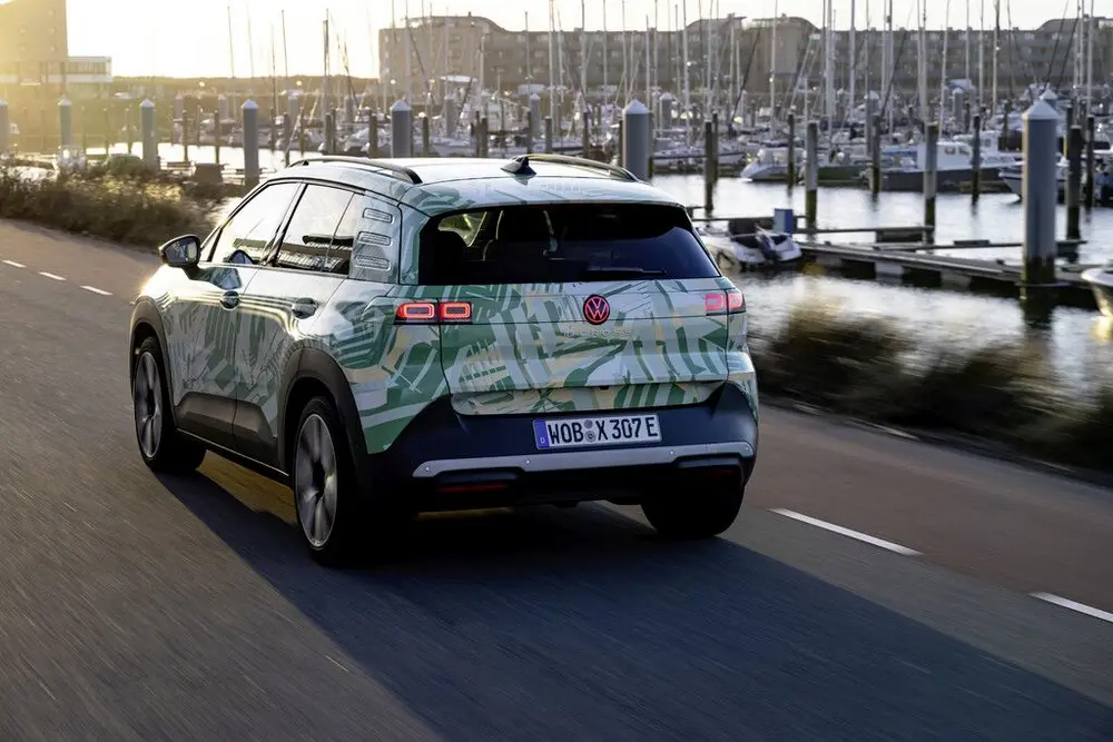 De Volkswagen ID. Cross verschijnt vanaf najaar 2026 op de Europese markt en wordt in Amsterdam getest in opvallende camouflage. De compacte elektrische SUV mikt op betaalbare en dagelijkse inzetbaarheid
