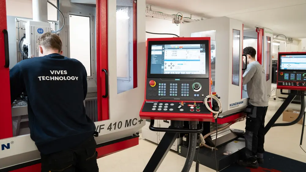 Verspanen gaat om uren draaien, om voeling krijgen met de machine-instellingen, om inzicht krijgen in de impact van voedingen, snijsnelheden en andere parameters. Dat kunnen studenten perfect op deze machines leren