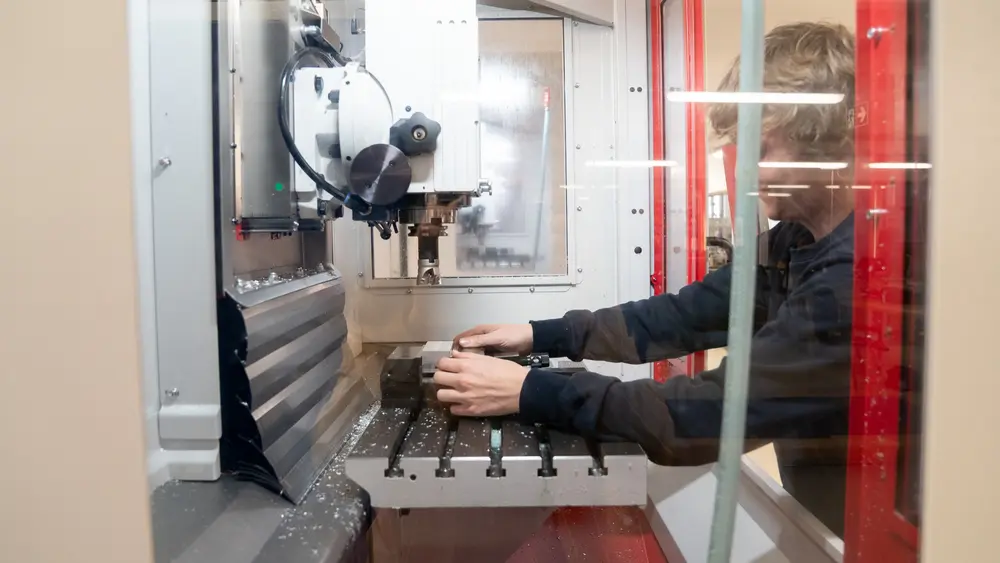 de studenten van vandaag zijn de productiespecialisten van morgen. De mensen die straks machines instellen, processen verbeteren en problemen oplossen. De vakmensen die onze industrie draaiende houden. Hoe beter zij vandaag voorbereid worden, hoe sterker onze industrie morgen zal zijn.”