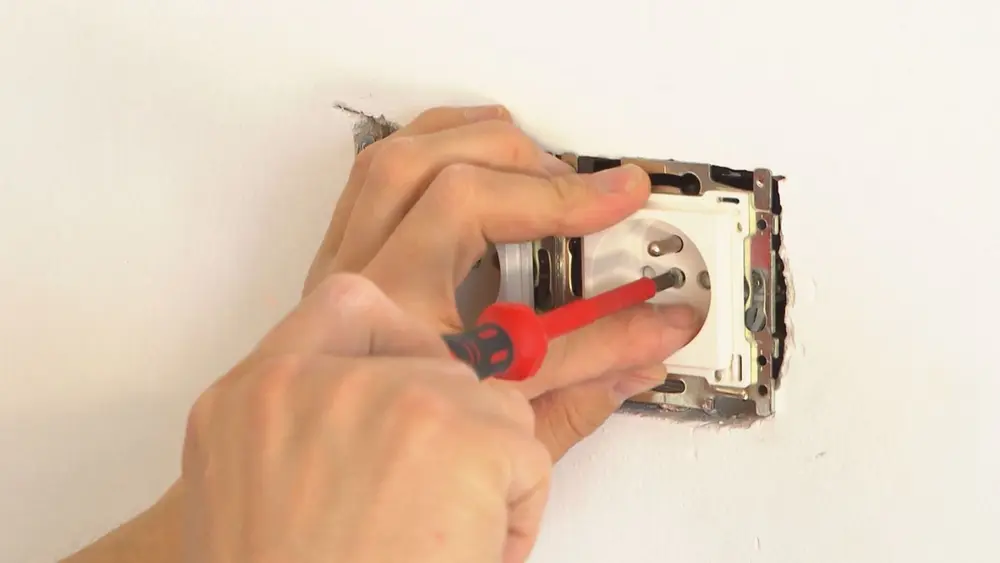 De dekplaat zet je vast met de schroef