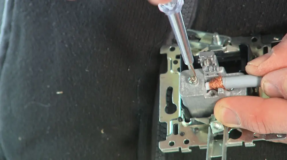 De geleider vastmaken in de sokkel