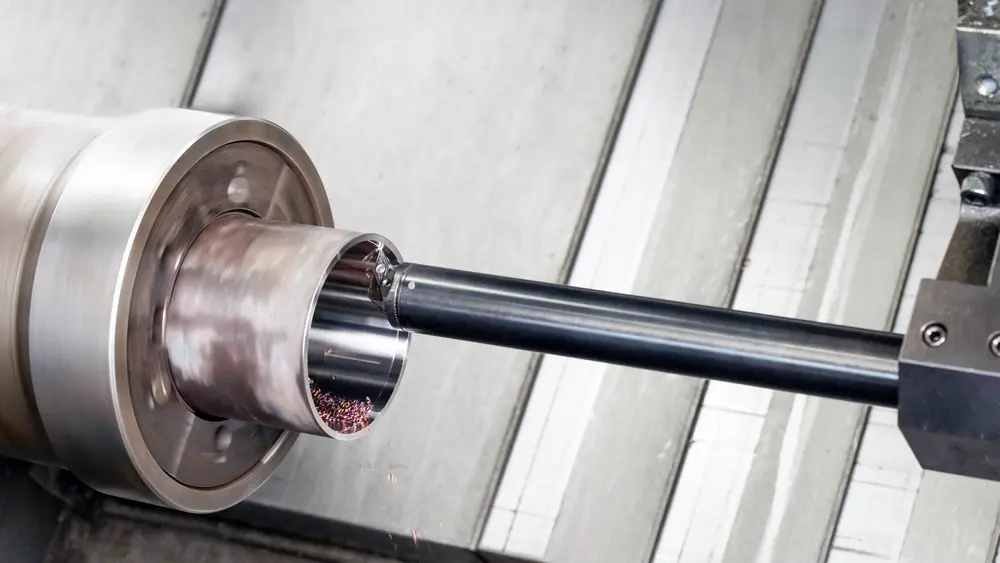 Met een lange uitsteeklengte is de kans op doorbuiging van je gereedschap vele malen groter (Bron: Iscar)