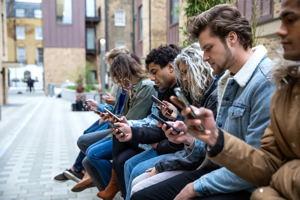 Smartphone jeunes bonheur