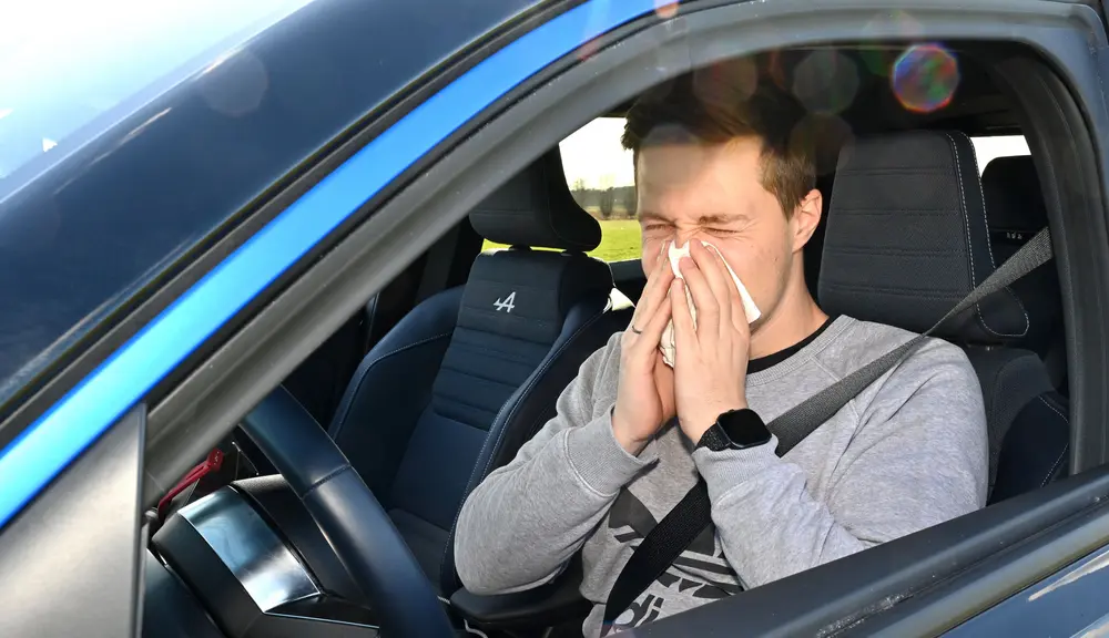 Hooikoortssymptomen zoals niesbuien en verminderde concentratie kunnen de rijvaardigheid aantasten en vormen tijdens het pollenseizoen een onderschat risico in het verkeer