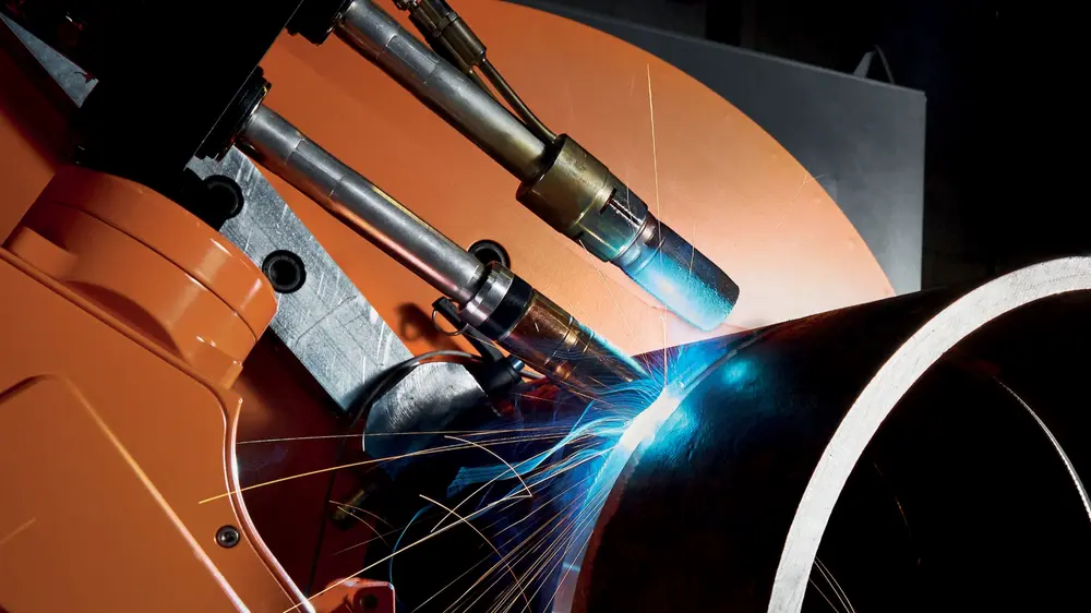 Door een automatische aanpassing van de lassnelheid, draadtoevoersnelheid, lasstroom, pendelbreedte en toortspositie worden variaties in naadvoorbereiding en uitlijning (Hi-Lo) opgevangen