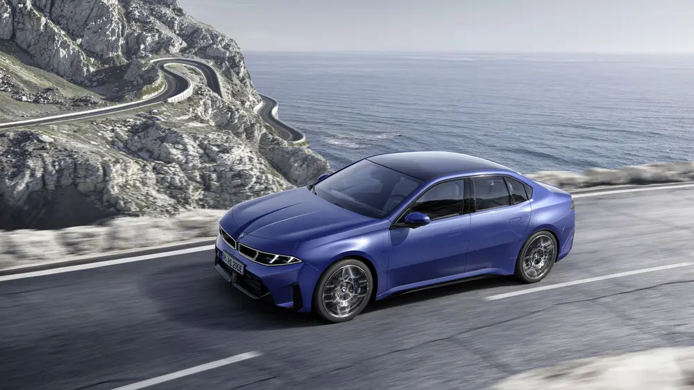 De nieuwe BMW i3 blijft trouw aan de typische 3-serie proporties, met lange wielbasis, korte overhangen en een dynamisch silhouet, vertaald naar een volledig elektrische architectuur