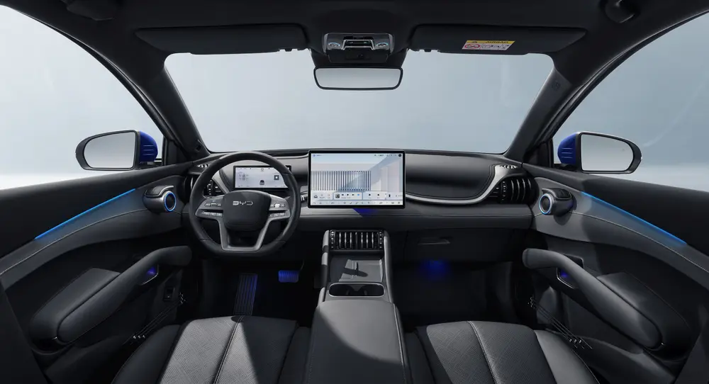 Het interieur van de BYD ATTO 3 EVO combineert een luchtiger dashboardlayout met een centraal 15,6-duim touchscreen en een stuurkolomgemonteerde selectiehendel
