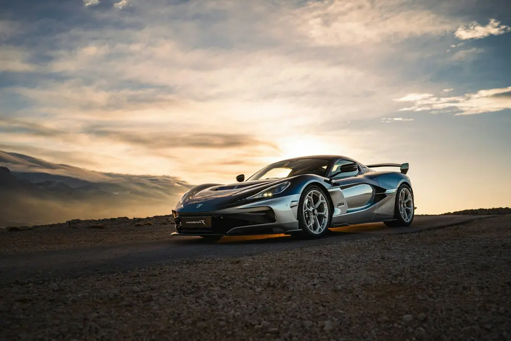 De Rimac Nevera R Founder’s Edition vormt het sluitstuk van het Nevera-verhaal en wordt gebouwd in een strikt beperkte reeks van tien exemplaren