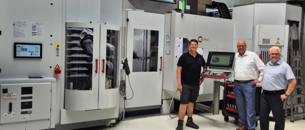 vlnr: Erik Mestdagh (zaakvoerder MESTDAGH), Geert Cox (directeur HERMLE Nederland) en John Verlinden (commercieel afgevaardigde BeLux HERMLE)