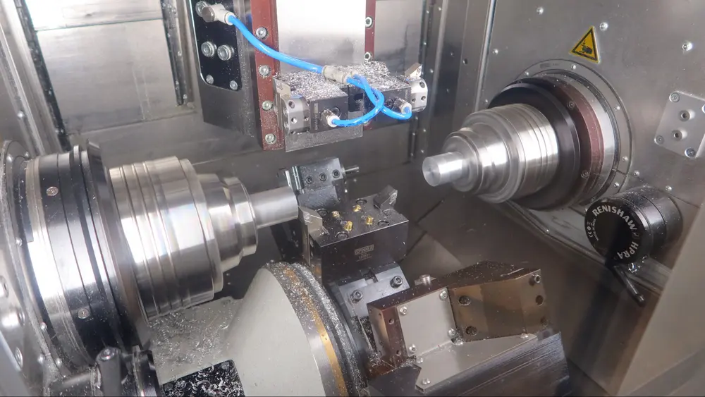 Spinner toonde de Microturn als multitasking machine maar dan met behalve een freesspindel als B-as een revolver met Y-as en aangedreven gereedschappen en twee draaispillen met elk een X- en Z-as. Ook kan men vaste gereedschappen monteren. 