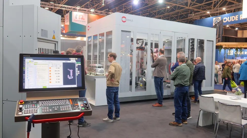 Hermle liet 5-assig CNC-frezen met automatisering zien. Naast product- en pallethandling wisselt de robot ook automatisch de grijper.