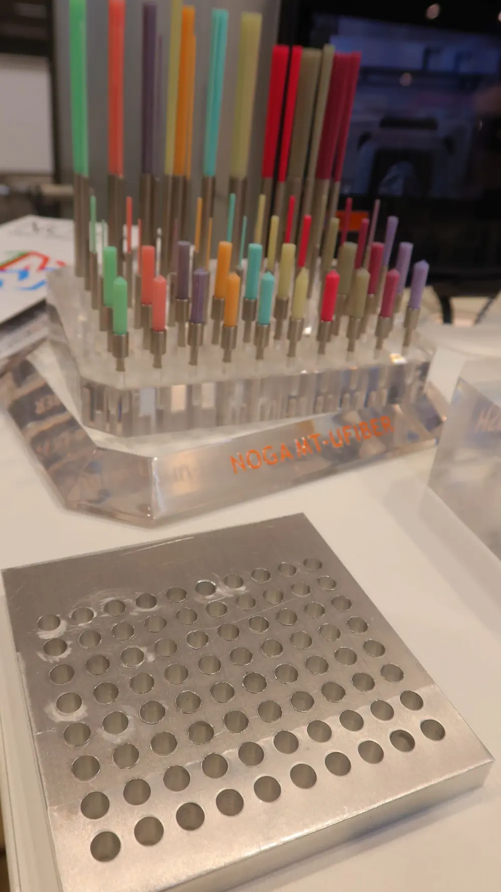 Een van de aanbieders van gereedschappen voor CNC-bewerkingscentra om in de machine af te bramen en te polijsten is het Israëlische Noga MT. De Ufiber keramische borstels kunnen ingezet worden voor zowel het polijsten van de wanden van boorgaten als voor oppervlakken. 