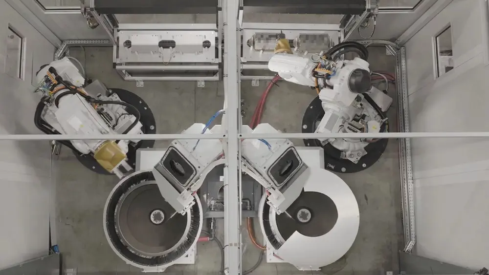 Rösler zet met het Mutli Surf Finishing proces een nieuwe maatstaf als het gaat om sleepslijpen. Doordat werkstuk en medium gecontroleerd bewegen, ontstaat een intensievere bewerking wat tot een aanzienlijk kortere cyclus leidt. Dit platform monitort continu tot veertien instelbare procesparameters, waaronder compound-concentratie, pH-waarde, geleidbaarheid en microbiologische belasting van het proceswater